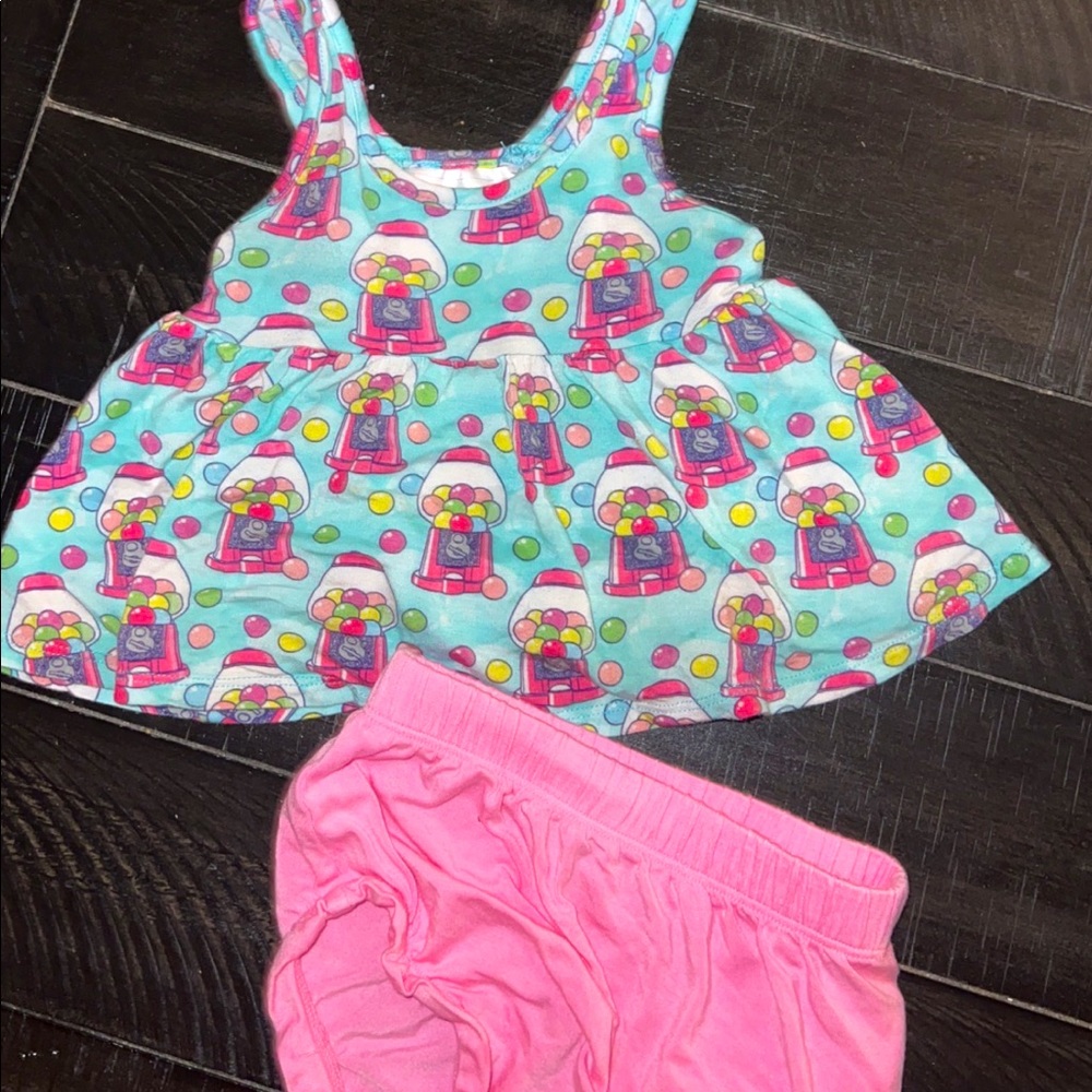 Posh peanut 6-12 months two piece wore 1 time!! Never dried.